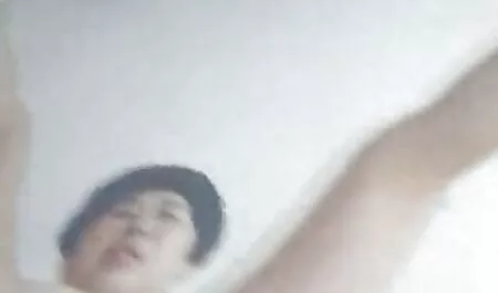 学生は彼の体にタトゥーを持っており、黒いコックは偽物の厚いボルトsopにお尻に押し込まれています 女の子 向け エロ