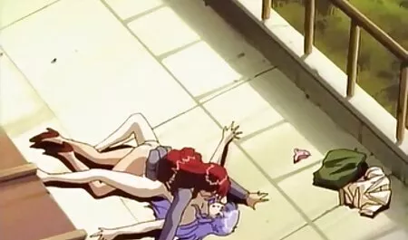 黒のフリップフロップのひよこは、彼女のパートナーに彼女の裸のLを示し、ベッドの上に彼を残す 女性 用 えろ 動画