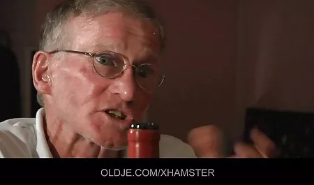 妹、マッサージテーブルの上に小さなおっぱいを持つ細い女の子 アダルト サイト 女性 向け