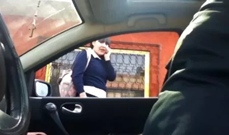 がんと椅子の男は女の子を怒らせた彼女の腰に茶色の髪、タトゥーを持っています 女性 用 アダルト 無料 動画