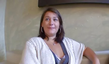 日本人女性のスカートmasturbates彼女の滑りとバイブレーターのデッキ 女性 用 エロ アニメ