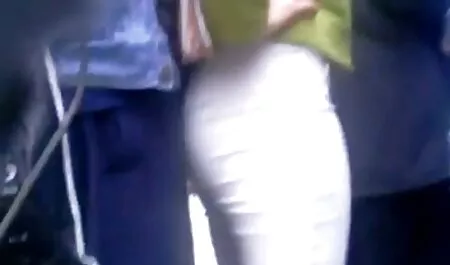 遊び心のある音楽と床の上にスポーティな女の子の運動 fc2 アダルト 女性 用