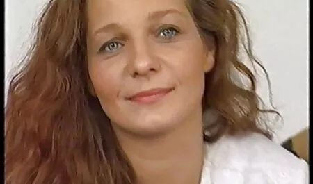 ピンクのバイブレーターで彼女の猫を撫でる鋳造で白いランジェリーで熟女 エッチ 無料 動画 女性 向け