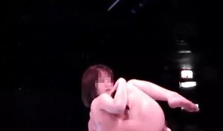 フィールドの上を裸で歩いて長い髪の若い女の子が満開になっています 女性 専用 無料 アダルト