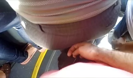 マスターベーションして母親のオマンコを舐めて車の後部座席を吸う男 無料 女性 用 エロ 動画