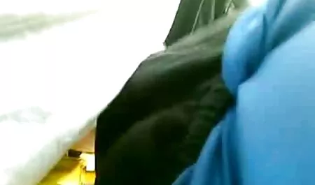 巨乳を持つぽっちゃり女性は、ベッドの上で強い男のトランクを吸う 女性 向け アダルト