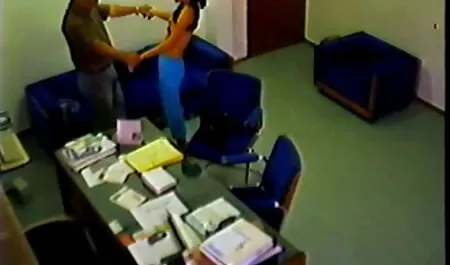 赤いドレスの男とソファの上の彼の素敵な男 エロ 動画 無料 女性 用