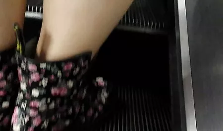 女の子は彼氏にフェラチオを与え、口の中で左 女の子 用 アダルト ビデオ