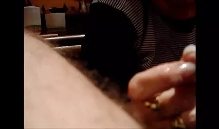 ブルネット吸います二つの男にザ同時に 女性 向け の アダルト ビデオ