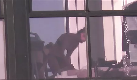 ベッドの上の女の子は、様々な姿勢で彼と一緒に、友人と妹にフェラチオを与えます 女性 専用 アダルト