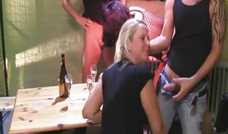 ババオフピンクのパンティーとバスルームでゴム製のおもちゃでオナニーを始めました アダルト サイト 女性 用