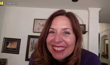 ブルネットfucksの寝室と男の滑り アダルト 女性 向け