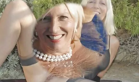 三レズビアンで赤と黒ストッキング交換cooney 女の子 用 アダルト