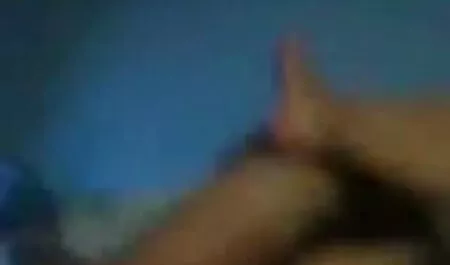 若い女の子とお尻に彼のコックに癌を置くために大きなトランクを持つ男 女性 用 エロ 動画 サイト