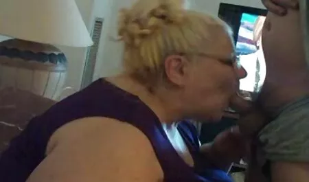 性別と金髪の車の外の都市 女性 向け アダルト 無料