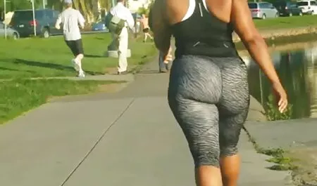 アジアの実行日本人女性でL.ソファの上にあります 女子 向け エロ