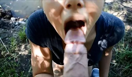 女の子はベッドの上にある健康な黒人男性に犯されました じょせい の ため の えろ