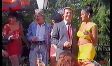 美味しい幅を示して彼女の油を塗ったお尻 女性 用 エロ