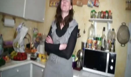 スラストの終わりに燻製の人を上げ、肛門のために彼女の犬のスタイルを曲げました 女性 用 エロ 動画