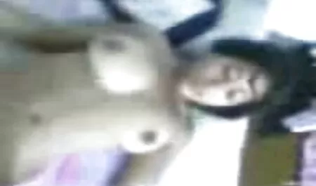 恋人の前で足を広げるスリムなブルネット エロ 動画 女性 向け 無 修正