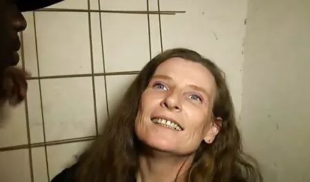 堕落した女の子は、ジムで男性の群衆によって犯される 女性 用 無料 無 修正 動画