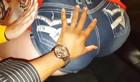 ヴィラの床にお尻に茶色の髪を持つ女性を犯した エロ 女性 用