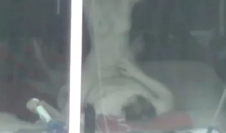 18、かわいい、バーでポーズをとっている 女性 向け 動画 無 修正