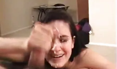 ブロンドは、プールで椅子の上にポーズをとって、彼女のスカートとブラジャー、赤を脱ぐ アダルト 女性 専用 無料