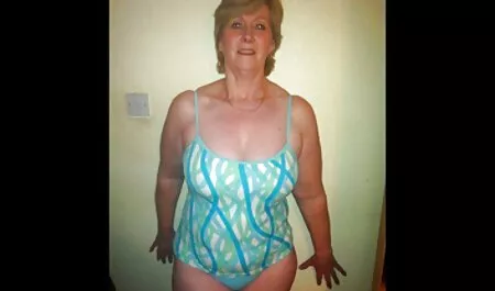 ママは台所で彼女の夫にフェラチオを与える エロ 動画 女 用