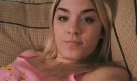 成熟したブルネットと大きなおっぱいは、細身の人に深いblowjobを与える 無料 女性 専用 エロ