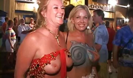 ブラジャーの女性は、ハハルとの肛門性交で自宅でセックスに従事しています アダルト 女子 向け