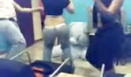 パートナーは白いブーツで成熟した人の股間に拳を挿入する入れ墨を持っています 女 用 エロ 動画