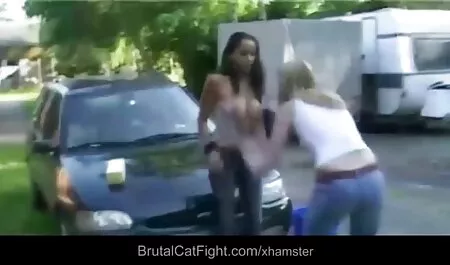 ピンクのストッキングのブロンドは、おもちゃでお尻を準備し、肛門に水ホースを置く 女の子 専用 エロ