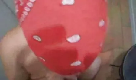 雇用者は、パントリーのコックに大きなおっぱいを持つ茶色の髪の女の子を引っ張る 女性 用 av エロ