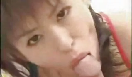 ディルド、女の子、ソファの上に黒髪 アダルト 女性 向け