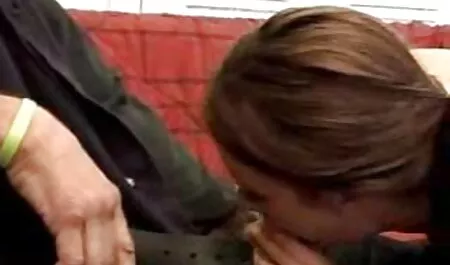 ソファの上で、白雪姫、入れ墨のフライヤーは、黒人女性の夏の靴をリッピングしている可能性があります エロ い 女性 向け