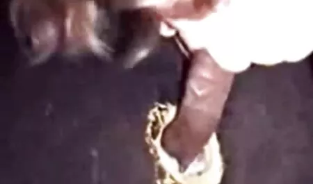 高齢女の子吸いとけいれん彼女のコックの彼女の夫は椅子に座っています 女性 用 エロ い 動画