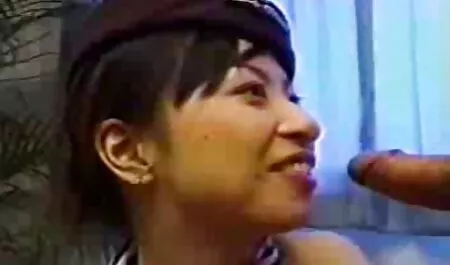 美しい、若い、寝室で、彼女の恋人の猫の足をけいれん アダルト ビデオ 無料 女性 向け