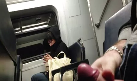 男性のためのマットに身を包んだ女の子は、彼女の弾性尻のペアとお尻の彼のために見えます 女子 用 アダルト 動画