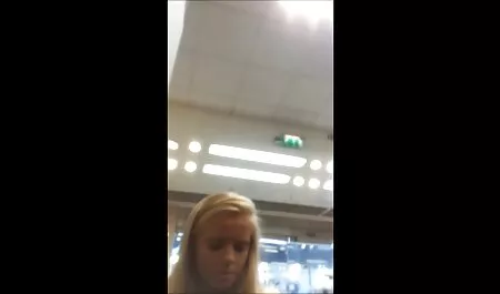 妹のTシャツボルドーの男、Lの癌を持つ美しさと彼女の巨大なお尻を賞賛する 女子 向け えろ