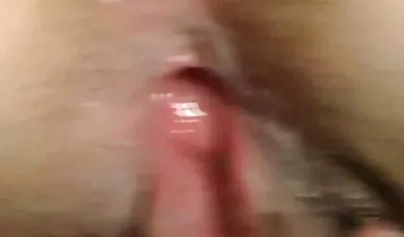 ストッキングでスポーティなアナルフィストを配置し、文字列の上に座る 女 向け エロ 画像