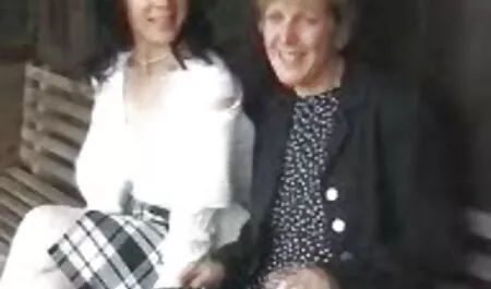 ブロンドは油でディルドを潤滑し、浴室でそれに植え付けました 女の子 向け sex