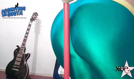 ゆるい髪の女の子は、テーブルの近くにロールケーキをねじる 女性 用 エロ サイト