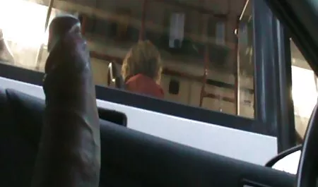 緑の関連する体のアスリートは、彼女の柔軟性と壁に寄りかかって示しています 無料 女性 用 アダルト