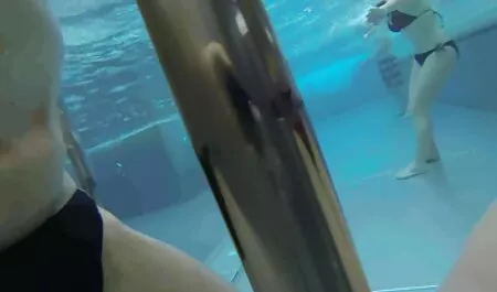 Busty女の子にストッキングmasturbates後性a アダルト 女の子 向け