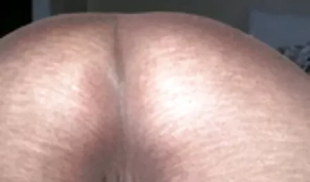 アジアの女性が身を包んだ緑のフォントstrokingペニスにより足を 女性 用 アダルト 動画