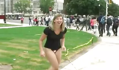 彼のガールフレンドの猫を舐めているレギンスを通してBespectacled男 女 向け アダルト