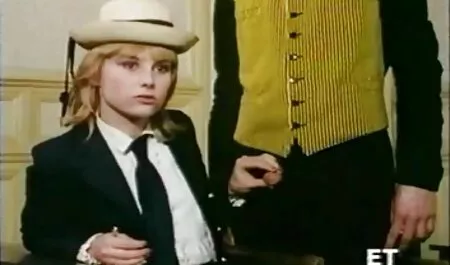 金髪に光沢masturbatesベッド 無料 エロ 動画 女性 用