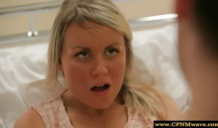 孤独な若い女性masturbating彼女の毛むくじゃらの商品に黒のディルドとcums エロ サイト 女性 用