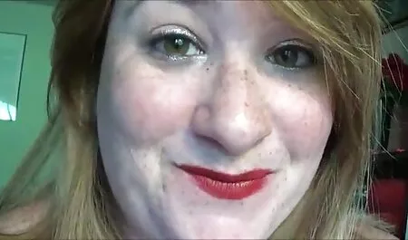 自然なおっぱいを持つ裸のひよこは、深い喉を持つ人を刺激する エロ 女性 向け